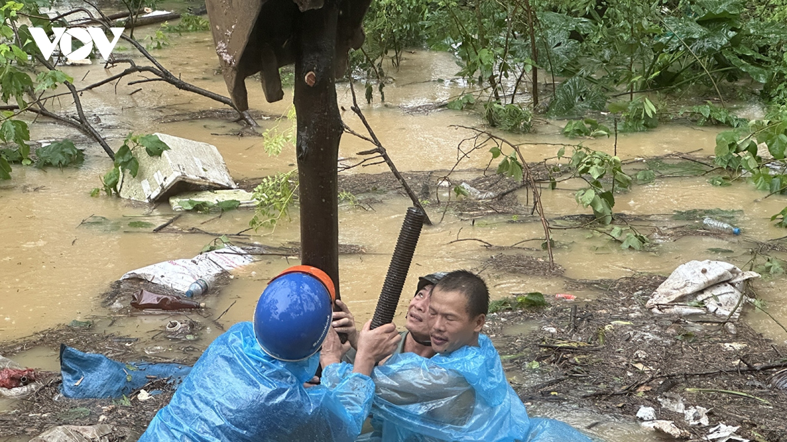 Người dân bãi Thúy Lĩnh (Hà Nội) căng mình chặn nước lũ tràn vào khu dân cư